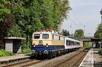 E 10 1239 fährt mit DLr 26797 (Bad Bentheim - Köln Hbf) durch den Haltepunkt Haan. (01.05.2024) <i>Foto: Joachim Bügel</i>