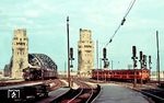 01 092 (Bw Frankfurt/M-1) fährt von der Hohenzollernbrücke kommend in den Kölner Hauptbahnhof ein. Rechts verlässt VT 36 511 den Bahnhof Richtung Deutz. Die Brückentürme fielen wenige Jahre später der Elektrifizierung zum Opfer. (1953) <i>Foto: Carl Bellingrodt</i>