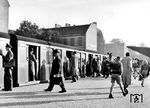 Fahrgastwechsel auf einem S-Bahnhof in Berlin. (1942) <i>Foto: RVM (Ittenbach)</i>
