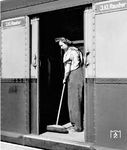 Reinigung eines S-Bahnzuges. Aufgrund des Männermangels im Verlauf des Krieges waren Frauen mittlerweile allgegenwärtig. (1942) <i>Foto: RVM (Ittenbach)</i>