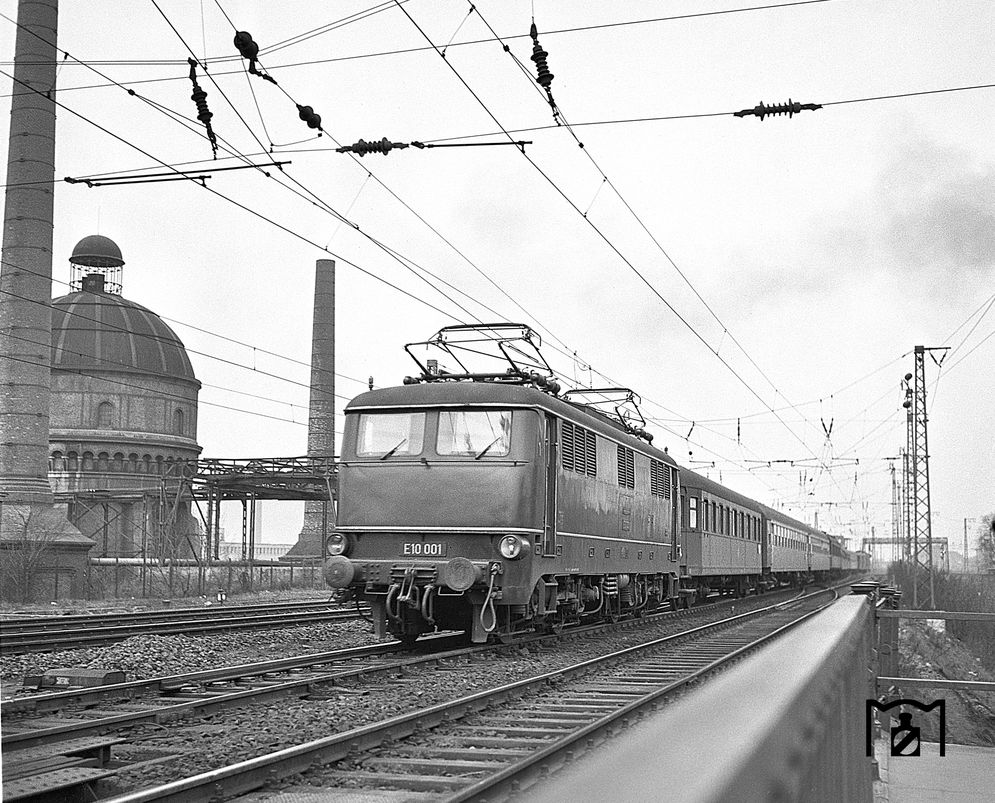 E 10 001 bei Frankfurt Hbf (12.04.1958) Foto: Joachim Claus Bildlink: www.eisenbahnstiftung.de E 10 001 bei Frankfurt Hbf (12.04.1958) Foto: Joachim Claus Bildlink: www.eisenbahnstiftung.de