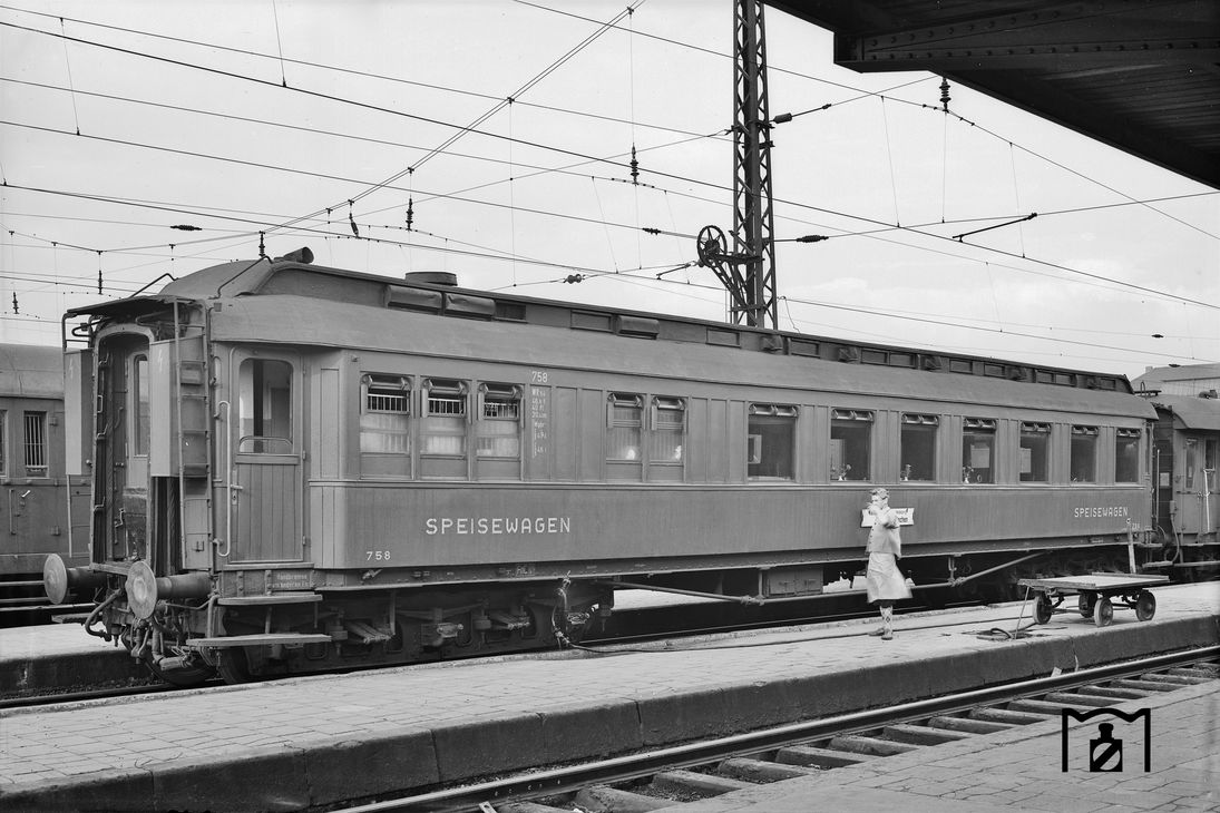 Speisewagen WR6ü 758 DSG (ex DESG WR6ü Han 0758) Foto: Günter Scheingraber (1950) Fotolink: eisenbahnstiftung.de