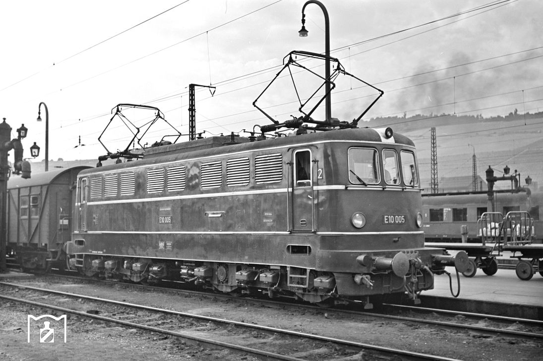 E 10 005, 13.7.58 Würzburg Hbf, Foto: Helmuth Röth, Bildlink: Eisenbahnstiftung.de E 10 005, 13.7.58 Würzburg Hbf, Foto: Helmuth Röth, Bildlink: Eisenbahnstiftung.de