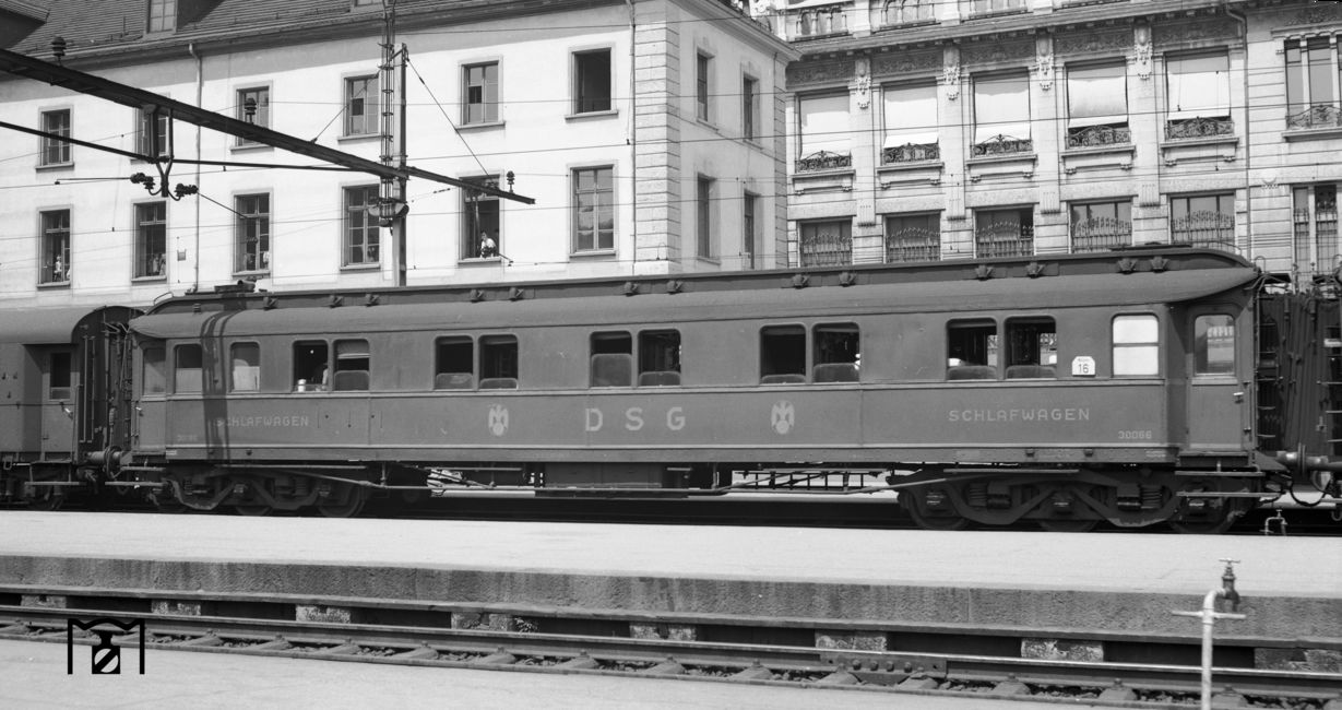 DSG-Schlafwagen Nr. 30066 im Bahnhof Basel SBB. (07.1951) Foto: Joseph P. Saitta Bildlink: Eisenbahnstiftung