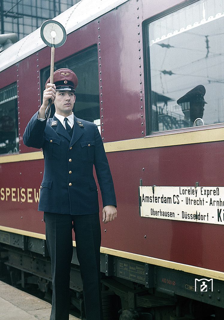 Abfahrauftrag für den Loreley-Express in Köln Hbf. (1959) Foto: Fischer/DB Bildlink: eisenbahnstiftung.de