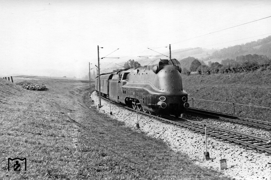 A rare color photograph showing the brand new 03 1081 Reichsbahn train at  Bw Amstetten / Lower Danube. [920 × 600] 20 September 1940 : r/HistoryPorn