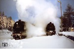 95 0028-1 verlässt mit P 18003 nach Sonneberg den Bahnhof Ernstthal, während 95 0043-0 (rechts) mit einem Schneeräumzug die Überholung abwartet.  (05.01.1978) <i>Foto: Wolfgang Bügel</i>
