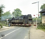 65 018 läuft mit einem Personenzug nach Düsseldorf über den BÜ Ruhrtalstraße in den Bahnhof Essen-Werden ein.  (27.07.1963) <i>Foto: Slg. Eisenbahnstiftung</i>