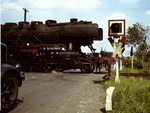 Eine unbekannte 50 passiert einen mit einer neuen Blinklichtanlage gesicherten Bahnübergang bei Gelsenkirchen-Schalke. (07.1958) <i>Foto: Willi Marotz</i>