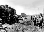 Die gleiche Situation wie im Bild-Nr. 100858 zeigt diese Perspektive mit der entgleisten preußischen G 8 bei Minsk. Insbesondere ab 1943 verschärften Partisanen in Rußland ihre Angriffe auf Eisenbahnlinien hinter der Front. Dadurch konnte die sowjetische Luftwaffe gezielter eingreifen, in dem sie aufgestaute Züge vor den Sprengstellen bombardierte. So geschehen am 4. Mai 1943 in Orscha, als 300 Wagen mit Rüstungsmaterial ausbrannten. Im April 1943 gab es 626 Anschläge auf Schienenwege, besonders auf der Strecke Minsk—Gomel. Allein für die Wiederherstellung der Besedbrücke brauchten deutsche Pioniere anschließend 12 Tage, ohne dass in diesem Zeitraum Transporte über die wichtige Strecke stattfinden konnten. Im Mai 1943 zählte die Heeresgruppe Mitte 765 Anschläge.  (1943) <i>Foto: RVM (Below)</i>