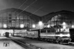211 015 (Bw Leipzig Hbf West) vor P 7233 im abendlichen Leipziger Hauptbahnhof. (14.05.1983) <i>Foto: Thomas Fischer</i>