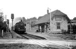 38 2751 (Bw Freudenstadt) fährt mit einem Personenzug aus Freudenstadt in den Haltepunkt Grüntal (heute Grüntal-Wittlensweiler) an der Strecke nach Eutingen im Gäu ein.  (27.08.1965) <i>Foto: Detlev Luckmann</i>