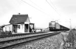 E 50 078 vom Bw Bebra passiert mit einem Güterzug den Schrankenposten 239 bei Göttingen. (08.1964) <i>Foto: Detlev Luckmann</i>