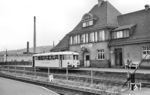 VT 52 in Bad Hersfeld Kreisbahnhof, der gegenüber dem Staatsbahnhof liegt. Die Hersfelder Kreisbahn bediente hier u.a. zwei Gleisanschlüsse. Neben einer Tuchfabrik war dies die Gießerei Börner im Hintergrund. (15.07.1960) <i>Foto: Aad van Ooy</i>