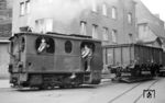 Lok 2 der Hohenlimburger Kleinbahn zwängt sich durch die Lenneuferstraße in Hohenlimburg. Die Lok (in zweiter Besetzung) wurde 1935 in Dienst gestellt und war die stärkste Kastendampflok der Gesellschaft. Sie war bis 1960 im Einsatz.  (23.09.1959) <i>Foto: Aad van Ooy</i>