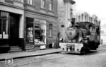Lok 3 (Drittbesetzung) rumpelt durch die Lenneuferstraße in Hohenlimburg.  (23.09.1959) <i>Foto: Aad van Ooy</i>