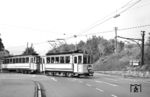 Tw 18 mit Bw 94 biegen in Iserlohn auf die Hagener Landstraße ein. Rechts oben verläuft die Bahnstrecke aus Letmathe. (23.09.1959) <i>Foto: Aad van Ooy</i>
