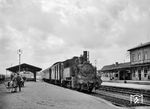 98 886 hat sich in Bad Neustadt (Saale) an den Mittagspersonenzug P 3943 nach Königshofen i Grabfeld gesetzt. (09.04.1966) <i>Foto: Jörg Schulze</i>