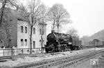 Mit einem Güterzug nach Zwickau (Sachs) ist 58 1040 in Wiesenburg (Sachs) unterwegs. Nach einer "Modernisierung" im Jahr 2016 wurde der ehemalige Bahnhof zum Haltepunkt herabgestuft. (21.05.1974) <i>Foto: Michael Malke</i>