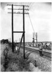 Herstellen einer Fernsprechverbindung zwischen Rotte und Fahrdienstleiter auf der freien Strecke. (1931) <i>Foto: RVM</i>