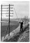 Herstellen einer Fernsprechverbindung auf der freien Strecke. (1931) <i>Foto: RVM</i>