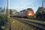V 200 048 (Bw Hamburg-Altona) fährt mit einem Schnellzug von der Hohenzollernbrücke kommend in den Bahnhof Köln-Deutz ein. (11.09.1960) <i>Foto: W. A. Reed</i>