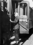 Zugschaffnerin in Berlin Anhalter Bahnhof. (1937) <i>Foto: RVM</i>