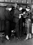 Einkleiden von Zugbegleiterinnen. (1940) <i>Foto: RVM</i>