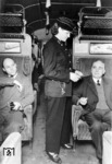 Zugbegleiterin auf der Fahrt von Düsseldorf nach Wuppertal. (1943) <i>Foto: RVM (Eckler)</i>