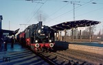 Auf dem Weg zu einer Sonderfahrt im Harz macht 24 009 als Lr 25731 Station im Bahnhof Soest. Im Vordergund die Schatten der zahlreichen Fotografen. (18.01.1975) <i>Foto: Wolfgang Bügel</i>