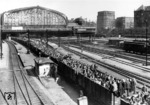 Leere Kohlewagen (Bauart Lgo) aus dem Ruhrgebiet wurden mangels Alternativen als reguläre Reisezüge genutzt, hier bei der Ausfahrt aus Hamburg Hbf. Sie konnten mit Fahrkarte 3. Klasse genutzt werden.  (1946) <i>Foto: Walter Hollnagel</i>