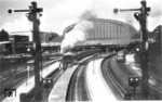 38 2146 verlässt Hamburg Hbf. (22.05.1952) <i>Foto: Walter Hollnagel</i>