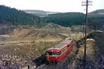798 701 mit zwei Beiwagen 998 auf der Fahrt von Altenkirchen nach Limburg bei Erbach im Westerwald. (04.04.1975) <i>Foto: Wolfgang Bügel</i>