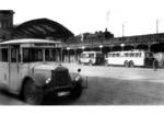 Bahnhofsvorplatz von Magdeburg Hbf mit Postautos. Im Hintergrund wartet eine P 8. (1932) <i>Foto: RVM</i>