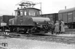 Besichtigung einer Bundesbahn Delegation an E 69 01 im Bahnhof Murnau, die noch mit dem 5-kV/16 2/3-Hz Stromsystem unterwegs ist. (09.1951) <i>Foto: A. Dormann, Slg. W. Löckel</i>