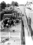 Blick in den Hafen von Pillau/Ostpreußen (heute Baltijsk) mit Übergang von Reisenden von der Reichsbahn zum Seedienst Ostpreußen (Fährverbindung Pillau - Zoppot - Swinemünde). (1934) <i>Foto: RVM</i>