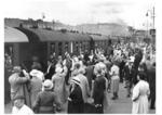 Um die Berliner Kinder vor Bombenangriffen zu schützen, verlässt ein Sonderzug den Stettiner Bahnhof in Berlin. (1943) <i>Foto: RVM</i>