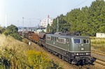 Die Nürnberger 151 056 mit einem bunt gemischten Durchgangsgüterzug (Dg) bei Erlangen. (24.09.1983) <i>Foto: Will A. Reed</i>