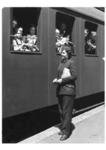 Kinderlandverschickung auf einem Berliner Bahnhof. (1942) <i>Foto: RVM</i>