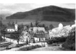 74 435 vor der Kulisse des sauerländischen Dörfchens Lenne (Strecke Altenhundem - Wennemen). (1937) <i>Foto: DLA Darmstadt</i>