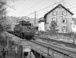 193 008 vor Dg 61811 im Bahnhof Besigheim auf dem Weg nach Kornwestheim. (16.04.1983) <i>Foto: Frank Lüdecke</i>