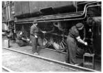 Lokputzerinnen an 93 563 in Hamburg. (1941) <i>Foto: RBD Hamburg (Hollnagel)</i>