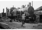 Eine der beiden preußischen T 16, die die Mindener Kreisbahnen (MKB) von der Deutschen Bundesbahn erworben hatte. Entweder handelt es sich um Lok 32 = ex 94 410, ex KPEV "8120 Frankfurt" (BMAG No.4935/1912), 1952 an MKB, ausgemustert 1961 oder um Lok 33 = ex 94 341, ex KPEV "8115 Cassel" (BMAG No.4741/1911), 1952 an MKB, 1965 ausgemustert. (1955) <i>Foto: unbekannt</i>