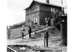 Der Schrankenwärter bei Kierberg in der Eifel bekommt sein Mittagessen. (1932) <i>Foto: RBD Köln (Felten)</i>