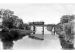 E 75 67 passiert mit einem Packwagen die Muldebrücke in Dessau. (01.07.1932) <i>Foto: DLA Darmstadt</i>