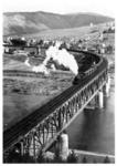 Ein Kohlezug mit einer 58 überquert die zweistöckige Moselbrücke (Straße und Schiene) bei Bullay.  (1932) <i>Foto: RVM</i>