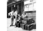 Reisende vor einem unbekannten Berliner Bahnhof. (1936) <i>Foto: RVM</i>