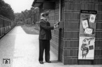 Der Aufsichtsbeamte war für den reibungslosen und sicheren Betriebsablauf im Eisenbahnverkehr zuständig. In der Regel nur auf großen Bahnhöfen, war er bei der Hamburger und Berliner S-Bahn auf jedem Bahnhof zu finden und dort für die Zugabfertigung zuständig, wie hier im S-Bahnhof Hamburg-Hochkamp.  (1955) <i>Foto: Walter Hollnagel</i>