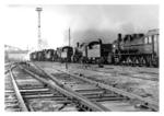 Ein Schadlokzug mit 38er, 55er und 57er machen sich im Bahnhof Brest-Litowsk auf den Weg ins Ausbesserungswerk. (1943) <i>Foto: RVM (Bandelow)</i>