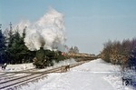 Dem Schnellzug D 734 (vgl. Bild Nr. 11883) folgt der Güterzug Dg 56459 mit 042 360 südlich von Haren (Ems) am Bü Po 268. (31.01.1976) <i>Foto: Wolfgang Bügel</i>